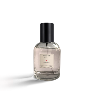 Perfumy Marrakesh, NOTES, 50 ml
 
 O świcie budzi mnie hipnotyzujący śpiew – to muezin nawołuje mieszkańców Marakeszu do modlitwy. Przeciągam się sennie, wstaję i otwieram okno, a do środka zaczyna wolno napływać korzenny aromat szafranu. Jeśli pójdziesz za jego wonią, trafisz wprost na główny rynek, który znajduje się tuż za zakrętem.

„Przed Marakeszem wszystko było czarne. Marakesz nauczył mnie, jak używać koloru” – powiedział Yves Saint Laurent, który, gdy tu przyjechał, postanowił kupić willę i uczynić z tego miejsca dom. W liście znajdziesz gałązki jaśminu i cedru z ogrodu Twojego ulubionego projektanta. Powiedz – czy to połączenie woni prosto z ogrodu Majorelle nie pachnie absolutnie wyjątkowo?

Niezliczone - rzekomo średniowieczne - targowiska, tysiące jaskrawo ubranych ludzi, głośny, drżący od emocji arabski język, zaklinacze węży na placu Jemaa el-Fna, litry zielonej herbaty z miętą, starożytne meczety i dzielnice sztuki nowoczesnej...

Marakesz tętni życiem; nie ma takiego drugiego miejsca na ziemii.
 
 Rodzina zapachowa: orientalno-kwiatowe

Nuty głowy: pomarańcza, aksamitka
Nuty serca: jaśmin, szafran
Nuty bazy: mech dębowy, ambra, piżmo, toffi