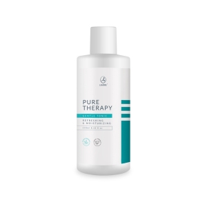 Tonik, Pure Therapy Gentle Tonic, 250 ml
 
 Właściwe oczyszczanie przedłuża młodość skóry – to fakt. Dzięki serii Pure Therapy od LAMBRE skutecznie oczyścisz swoją skórę. Delikatny tonik przywraca skórze równowagę i właściwe pH, łagodzi ewentualne podrażnienia. Zawiera ekstrakt z aloesu oraz wodę z kwiatu lotosu.
 
 Działanie
 Oczyszczanie skóry jest podstawowym i bardzo ważnym elementem codziennej pielęgnacji. Oczyszczając cerę, nie tylko usuwamy make-up, ale również wszelkie zanieczyszczenia i brud. Jeśli nie robimy tego dokładnie, zatykają się pory, skóra staje się ziemista i pojawiają się wypryski. Regularne oczyszczanie pomaga zapobiec tym problemom oraz wielu chorobom dermatologicznym, a przede wszystkim zwiększa komfort i samopoczucie. Co więcej, dbałość o higienę twarzy może również zahamować proces starzenia się ‒ cera będzie jędrna i gładka.

Seria PURE THERAPY została stworzona dla cery wrażliwej, która bardzo łatwo się odwadnia, co zwiększa jej wrażliwość i powoduje uczucie ściągnięcia. Preparaty skutecznie usuwają wszelkie ślady makijażu i zanieczyszczeń, zapewniając jednocześnie wyjątkowe odczucie odświeżenia. Receptury oparte na wyselekcjonowanych składnikach aktywnych dostosowanych do delikatnej i wrażliwej skóry.

PURE THERAPY GENTLE TONIC

Delikatny tonik o intensywnym działaniu odświeżającym. Przywraca skórze równowagę i właściwe pH, łagodzi ewentualne podrażnienia. Zawiera ekstrakt z aloesu oraz wodę z kwiatu lotosu, która poprawia nawilżenie skóry twarzy, daje uczucie komfortu i sprawia, że skóra jest gładka i miękka w dotyku. Cera po zastosowaniu toniku jest czysta, nawilżona oraz doskonale przygotowana do dalszej pielęgnacji.

precyzyjny demakijaż i usunięcie wszelkich zanieczyszczeń
intensywne nawilżenie
złagodzenie podrażnień i odświeżenie
 
 Składniki
 Ekstrakt z aloesu - posiada działanie bakteriobójcze i oczyszczające, sprzyja likwidacji stanów zapalnych. Nawilża skórę i utrzymuje odpowiednią jej wilgotność. Ma działanie regenerujące.
Woda z lotosu - wyciąg z tego kwiatu bogaty jest w przeciwutleniacze, które są wymiataczami wolnych rodników. Chronią skórę przed stresem oksydacyjnym, zanieczyszczeniami środowiska, promieniami UV oraz pierwszymi oznakami starzenia. Skóra staje się bardziej lśniąca i nawilżona, poprawia się jej tekstura, a zmarszczki zostają wygładzone.
Niacynamid - to wodnorozpuszczalna witamina dobrze przenikająca przez warstwę rogową naskórka. Skutecznie zmniejsza transpidermalną utratę wody co w efekcie powoduje lepsze nawilżenia skóry i poprawę jej elastyczności. Jest silnym antyoksydantem, który wspomaga ochronę skóry przed działaniem promieniowania UV oraz przed wolnymi rodnikami. Rozjaśnia przebarwienia i plamy starcze, zapobiega powstawaniu kolejnych.
Alantoina - aktywny składnik pochodzenia roślinnego, wykazujący właściwości intensywnie nawilżające, kojące, regeneracyjne, przeciwzapalne oraz ściągające. Alantoina jest skuteczna w łagodzeniu wszelkich zmian skórnych, eliminuje niepożądane skutki, które występują na skórze, spowodowane używaniem różnego rodzaju detergentów.
Gliceryna - środek nawilżający, naturalny konserwant. Ponieważ gliceryna gromadzi wodę i wiąże ją w naskórku, pozytywnie i długotrwale wpływa na nawilżenie skóry. Jej działanie utrzymuje się nawet do 24 godzin. Zwiększa elastyczność skóry, nadaje jej gładkość.
Panthenol - prowitamina В5. Optymalnie nawilża, regeneruje i wygładza skórę, przenikając do najgłębszych warstw i nie pozostawiając uczucia tłustości. Stymuluje wzrost i procesy odbudowujące komórek. Panthenol jest dobrze tolerowany przez skórę, nietoksyczny, nie podrażnia i nie uczula, a także poprawia barierę lipidową  naskórka.
 
 Sposób użycia
 Nanieść na oczyszczoną skórę twarzy i szyi za pomocą nasączonego wacika i pozostawić do wchłonięcia. Stosować codziennie przed nałożeniem kremu, po każdorazowym umyciu twarzy.
 
 INCI
 AQUA, GLYCERIN, PROPYLENE GLYCOL, NIACINAMIDE, POLYSORBATE 20,   ALOE BARBADENSIS LEAF EXTRACT, ALLANTOIN, NYMPHAEA LOTUS FLOWER EXTRACT, GLYCERETH-18 ETHYHEXANOATE, GLYCERETH-18, PHENOXYETHANOL, ETHYLHEXYLGLYCERIN, POTASSIUM SORBATE, SODIUM BENZOATE, TRIETHANOLAMINE, PARFUM, CITRIC ACID, DISODIUM EDTA.