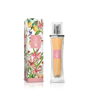 Perfumy, 20 ml, nr 31

Zapach, który ubiera kobietę w emocje. W nieoczywisty sposób odzwierciedla jej stan ducha. Podąża za jej  pragnieniami i potrzebami. Idealnie podkreśla osobowość współczesnej kobiety. Silnej i pewnej siebie, a zarazem czułej i wrażliwej. Bogaty, kwiatowo-aldehydowy zapach to kwintesencja nowoczesnej kobiety. Ekstrakt z jaśminu w połączeniu ze świeżą mandarynką i lilią tworzą zmysłową mieszankę energii i magnetyzmu. Charakter kompozycji oddaje jedwabisty akord drzewny.

RODZINA ZAPACHÓW: KWIATOWO-ALDEHYDOWA

    Nuty głowy: bergamotka, mandarynka, lemon
    Nuty serca: jaśmin, róża, lilia, goździk
    Nuty bazowe: drzewo cedrowe,  paczula, ambra, piżmo