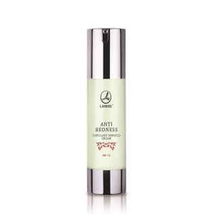 Krem odbudowujący do cery naczynkowej z SPF 15, Anti Redness Capillary Rebuild Cream 50 ml
 
 Każdy kto kiedykolwiek borykał się z „pajączkami” wie, że niestety same z siebie nie znikają, a jedynie stają się bardziej widoczne. Ukrywanie ich pod grubą warstwą podkładu nie jest dobrym rozwiązaniem, lepiej zatroszczyć się o wyeliminowanie bezpośredniej przyczyny ich powstawania - pomoże Ci w tym krem Anti Redness Capillary Rebuild Cream. Krem odbudowuje i wzmacnia kruche naczynia krwionośne, niweluje zaczerwienienia, a także wyrównuje koloryt skóry. Dzięki filtrowi SPF 15 chroni ją również przed fotostarzeniem. Po co znosić nieestetyczne „pajączki” jeśli można się ich pozbyć raz na zawsze?
 
 Składniki aktywne
 Redyless® - To wyjątkowy składnik pozwalający kontrolować zaczerwienienia. Hamuje aktywność określonych receptorów wrażliwych na temperaturę i niektóre potrawy (ostre, gorące). Reorganizuje strukturę sieci naczyń krwionośnych, stymulując ich odporność na deformację i redukując ich średnicę, aby w efekcie zauważalnie zredukować rumień lub trądzik różowaty.
Polyplant Anti-couperosis - to mieszanka składników roślinnych specyficznie oddziaływujących na popękane naczynia.
Olej z róży - Korzystnie wpływa na rozszerzone naczynka krwionośne, ponieważ wzmacnia je i zmniejsza zaczerwienienia. Koi także cerę wrażliwą, a zmęczonej i szarej dodaje blasku.
Skwalan - Naturalny surowiec pochodzenia roślinnego z oleju z oliwek. Skwalan intensywnie nawilża i doskonale się wchłania. Redukuje drobne oznaki starzenia się, przebarwienia i zmiany trądzikowe, przyśpiesza gojenie się oparzeń słonecznych i podrażnień.
Kompleks witamin A,E,F - Witamina A przyspiesza odnowę naskórka, witamina E chroni przed niekorzystnym działaniem wolnych rodników, a witamina F zapobiega odwodnieniu i przywraca skórze elastyczność.
Pigment Ronaflair® Balance Green - zielonkawy pigment mineralny. Optycznie zmniejsza widoczność naczynek, zaczerwienień i przebarwień. Odpowiada za zielone zabarwienie kremu.
 
 Opis
 Gdy na twarzy zauważamy coraz więcej czerwonych niteczek, a rumieńce na policzkach pojawiają się z byle powodu i nie chcą zniknąć, to znak, że trzeba sięgnąć po specjalny krem przeznaczony do cery naczynkowej.

JAK ROZPOZNAĆ CERĘ NACZYNKOWĄ?

Cera naczynkowa jest bardzo cienka i charakteryzuje się niezwykłą wrażliwością. Na jej powierzchni widać sieć naczyń krwionośnych lub pojedyncze, pękające naczynka (tzw. „pajączki) i zaczerwienienia. Pielęgnacja takiej skóry powinna być delikatna i polegać na wzmocnieniu kruchych naczyń, niwelowaniu zaczerwienień i wyrównaniu kolorytu skóry. Pierwsze widoczne rozszerzone naczynka mogą pojawić się już u nastolatek – głównie tych, które lubią mocno się opalać – ale nasilają się po trzydziestce, gdy ilość kolagenu produkowanego w skórze zmniejsza się i pogarsza się mikrokrążenie.

 SYMPTOMY CERY NACZYNKOWEJ:

widoczne pojedyncze naczynka lub sieć naczyń krwionośnych, szczególnie w okolicach nosa, brody i na policzkach
rumień
widoczne zaczerwienienia i plamki
uczucie pieczenia i swędzenia
nadwrażliwość na zmieniające się warunki atmosferyczne
gwałtowne reakcje na nadmierny kontakt ze słońcem
skłonność do powstawania podrażnień i stanów zapalnych
wrażliwość na silne kosmetyki i peelingi oraz szorstkie ubrania
PRZYCZYNY ROZSZERZANIA SIĘ NACZYŃ KRWIONOŚNYCH

Gdy naczynia są rozluźnione, szybciej się rozszerzają, a jednocześnie trudno jest im powrócić do pierwotnych rozmiarów. Przyczyny rozszerzania się naczyń krwionośnych to między innymi:

nagłe, gwałtowne zmiany temperatury
sauna i gorące kąpiele
rozgrzewające kosmetyki, peelingi, kompresy
ostre potrawy, gorące napoje, alkohol
stres i silne emocje
nieodpowiednie, drażniące kosmetyki
przegrzewanie twarzy w wyniku wysiłku fizycznego
promieniowanie ultrafioletowe (nadmierna ekspozycja na słońce)
Wzmacniający krem do codziennej pielęgnacji twarzy, przeznaczony do cery naczynkowej, nadwrażliwej i skłonnej do zaczerwienień. Bogata receptura oparta na innowacyjnym składniku REDYLESS® wzmacnia naczynia krwionośne, redukuje zaczerwienienia i przeciwdziała niekorzystnemu wpływowi czynników zewnętrznych. System filtrów UVA i UVB SPF 15 chroni skórę przed szkodliwymi promieniami UV, a zielony pigment tuszuje zaczerwienienia i wyrównuje koloryt skóry. Regularne używanie kremu zapewnia skórze uczucie komfortu, nawilżenia i odżywienia.
 
 INCI
 AQUA, ISODECYL NEOPENTANOATE, GLYCERIN, GLYCERYL STEARATE, OCTOCRYLENE, BUTYL METHOXYDIBENZOYLMETHANE, C12-15 ALKYL BENZOATE, DIBUTYL ADIPATE, ETHYLHEXYL TRIAZONE, CAPRYLYL METHICONE, CETEARYL ALCOHOL, PEG-100 STEARATE, PROPANEDIOL, ROSA CANINA FRUIT OIL, SODIUM ACRYLATE/SODIUM ACRYLOYLDIMETHYL TAURATE COPOLYMER, DISTARCH PHOSPHATE, SQUALANE, ISOPROPYL MYRISTATE, GLYCINE SOJA OIL, PIPERONYL GLUCOSIDE, HAMAMELIS VIRGINIANA LEAF EXTRACT, ARNICA MONTANA FLOWER EXTRACT, HYPERICUM PERFORATUM FLOWER EXTRACT, AESCULUS HIPPOCASTANUM SEED EXTRACT, VITIS VINIFERA LEAF EXTRACT, HEDERA HELIX LEAF EXTRACT, CARTHAMUS TINCTORIUS SEED OIL, LINOLEIC ACID, TOCOPHERYL ACETATE, RETINYL PALMITATE, ALLANTOIN, PHENOXYETHANOL, ETHYLHEXYLGLYCERIN, PENTYLENE GLYCOL, CAPRYLYL GLYCOL, PARFUM, ISOHEXADECANE, POLYSORBATE 80, SORBITAN OLEATE, PEG-8, TOCOPHEROL, ASCORBYL PALMITATE, ASCORBIC ACID, CITRIC ACID, SODIUM BENZOATE, POTASSIUM SORBATE, DISODIUM EDTA, TITANIUM DIOXIDE, MICA, TIN OXIDE, CI 61570.