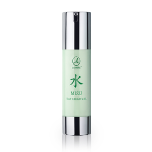 Krem-żel na dzień MIZU DAY CREAM-GEL 50 ml
 
 Dzięki swojej zdolności do skutecznego zatrzymywania wody, seria MIZU rozwiązuje jeden z głównych problemów związanych ze starzeniem: pomaga skórze pozostać nawilżoną nawet przez 24 godziny. Dodatkowo odżywia, wygładza zmarszczki, zwalcza zwiotczenie i wzmacnia barierę hydrolipidową skóry.

 Działanie
 NAWILŻANIE - PODSTAWA PRAWIDŁOWEJ PIELĘGNACJI

 CO SIĘ DZIEJE, GDY SKÓRA NIE JEST DOSTATECZNIE NAWILŻONA?

proces starzenia się naskórka zostaje przyspieszony
uwydatniają się wszelkie niedoskonałości – zmarszczki, przebarwienia
skóra matowieje i szarzeje
skóra staje się szorstka i nieprzyjemna w dotyku
zwiększa się skłonność do podrażnień, swędzeń i zaczerwienień
JAK CZĘSTO NALEŻY NAWILŻAĆ SKÓRĘ?

Skórę powinniśmy nawilżać przez cały rok, codziennie, zarówno rano, jak i przed pójściem spać – dzięki temu zupełniamy poziom wody w naskórku, ale przede wszystkim, zapobiegamy odwodnieniu. Wyniki badań wskazują, że regularna aplikacja kremu na skórę dwa razy dziennie najefektywniej zapobiega rozwijaniu się objawów suchości skóry.

KREM-ŻEL NA DZIEŃ MIZU
 MIZU DAY CREAM to lekka formuła o kremowo-żelowej konsystencji opracowana z myślą o całodobowym, intensywnym nawilżaniu. Skutecznie odżywia i wygładza cerę oraz utrzymuje odpowiedni poziom jej nawodnienia. Wzmacnia barierę hydrolipidową, aby była bardziej odporna na szkodliwe działanie środowiska i pojawianie się oznak starzenia. Krem swoje silne właściwości zawdzięcza połączeniu roślinnych składników aktywnych - Green Caviar oraz AQUAXYL™.

Lekka, kremowo-żelowa formuła
Wzmacnia barierę hydrolipidową skóry, utrzymując odpowiedni poziom nawodnienia
Odżywia i wygładza, opóźnia oznaki starzenia
 
Składniki
Ekstrakt z zielonego kawioru - Zielony kawior, zwany też morską winoroślą lub roślinnymi perłami prosto z serca Filipin, to pochodzące z Azji Południowo-Wschodniej algi bogate w makroelementy o właściwościach higroskopijnych, czyli ze zdolnością do „wychwytywania” i „zatrzymywania” wody.
Aquaxyl™ - Nawilżający kompleks stworzony na bazie naturalnych pochodnych cukrów. Wzmacnia funkcję bariery skóry, a także poziom jej rezerw wodnych. Nie tylko błyskawicznie nawilży Twoją skórę, ale też rozprawi się z następstwami jej odwodnienia – szorstkością, łuszczeniem się czy mikropęknięciami.
Betaina - Naturalny surowiec pozyskiwany z buraka cukrowego. Jego główną zaletą jest zdolność intensywnego nawilżania – nawilża nawet silniej niż woda! Poprzez stabilizację poziomu nawilżenia wpływa również na zwiększenie elastyczności skóry. Posiada również zdolność łagodzenia podrażnień skóry.

Sposób użycia
Stosować codziennie rano. Delikatnie wmasować w skórę twarzy, szyi i dekoltu. Krem doskonale nadaje się do stosowania pod makijaż twarzy. 

INCI
AQUA, PENTYLENE GLYCOL, COCO-CAPRYLATE/CAPRATE, CAPRYLIC/CAPRIC TRIGLYCERIDE, C12-13 ALKYL LACTATE, ISONONYL ISONONANOATE, ARACHIDYL ALCOHOL, GLYCERIN, BEHENYL ALCOHOL, HYDROXYETHYL ACRYLATE/SODIUM ACRYLOYLDIMETHYL TAURATE COPOLYMER, SQUALANE, ARACHIDYL GLUCOSIDE, BETAINE, CAULERPA LENTILLIFERA EXTRACT, XYLITYLGLUCOSIDE, ANHYDROXYLITOL, XYLITOL, AMMONIUM ACRYLOYLDIMETHYLTAURATE/VP COPOLYMER, ACACIA SENEGAL GUM, PHENOXYETHANOL, ETHYLHEXYLGLYCERIN, CAPRYLYL GLYCOL, PARFUM,  GLUCOSE, POLYSORBATE 60, TRIETHANOLAMINE, SORBITAN ISOSTEARATE, SODIUM BENZOATE, CITRIC ACID, TOCOPHEROL, DISODIUM EDTA, CI 61570, CI 19140.