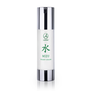 Krem na noc MIZU NIGHT CREAM 50 ml
 
 Silnie nawilżający krem na noc MIZU wygładza zmarszczki, redukuje zwiotczenie i wzmacnia barierę hydrolipidową skóry. Głównym składnikiem aktywnym produktu jest zielony kawior (naturalny ekstrakt z alg Caulerpa lentillifera). To rzadki i drogi składnik, który jest dostępny tylko w wysokiej jakości formułach kosmetycznych przeciwstarzeniowych. Krem jest odpowiedni dla każdego rodzaju skóry, a w szczególności dla suchej. Zapewnia nawilżenie nawet do 24 godzin.

Działanie
NAWILŻANIE - PODSTAWA PRAWIDŁOWEJ PIELĘGNACJI
 
 CO SIĘ DZIEJE, GDY SKÓRA NIE JEST DOSTATECZNIE NAWILŻONA?

proces starzenia się naskórka zostaje przyspieszony
uwydatniają się wszelkie niedoskonałości – zmarszczki, przebarwienia
skóra matowieje i szarzeje
skóra staje się szorstka i nieprzyjemna w dotyku
zwiększa się skłonność do podrażnień, swędzeń i zaczerwienień
JAK CZĘSTO NALEŻY NAWILŻAĆ SKÓRĘ?

Skórę powinniśmy nawilżać przez cały rok, codziennie, zarówno rano, jak i przed pójściem spać – dzięki temu zupełniamy poziom wody w naskórku, ale przede wszystkim, zapobiegamy odwodnieniu. Wyniki badań wskazują, że regularna aplikacja kremu na skórę dwa razy dziennie najefektywniej zapobiega rozwijaniu się objawów suchości skóry.

KREM NA NOC MIZU
 
 Bogata konsystencja kremu na noc LAMBRE MIZU, gwarantuje nocną pielęgnację, która intensywnie nawilża skórę podczas snu. Formuła zawiera kompleks starannie wyselekcjonowanych składników roślinnych - Green Caviar, AQUAXYL™, masło oliwkowe, które działają aktywnie podczas snu, by pomóc w regeneracji Twojej skóry, kiedy odpoczywa. Mniej widocznych oznak starzenia i wypoczęta, pełna świeżego blasku cera każdego poranka.

aktywna pielęgnacja skóry podczas snu
intensywnie nawilża i regeneruje
wypoczęta i pełna blasku skóra każdego ranka
 
 Składniki
 Ekstrakt z zielonego kawioru - Zielony kawior, zwany też morską winoroślą lub roślinnymi perłami prosto z serca Filipin, to pochodzące z Azji Południowo-Wschodniej algi bogate w makroelementy o właściwościach higroskopijnych, czyli ze zdolnością do „wychwytywania” i „zatrzymywania” wody.
Aquaxyl™ - Nawilżający kompleks stworzony na bazie naturalnych pochodnych cukrów. Wzmacnia funkcję bariery skóry, a także poziom jej rezerw wodnych. Nie tylko błyskawicznie nawilży Twoją skórę, ale też rozprawi się z następstwami jej odwodnienia – szorstkością, łuszczeniem się czy mikropęknięciami.
Masło oliwkowe - Otrzymywane z oliwkowego oleju roślinnego w procesie tłoczenia na zimno wybranych owoców oliwki, które następnie przechodzą proces rafinacji. Doskonale nawilża i wygładza skórę, a także szybko się wchłania. Wzbogacone nim kosmetyki łatwo rozprowadzają się na skórze.
Betaina - Naturalny surowiec pozyskiwany z buraka cukrowego. Jego główną zaletą jest zdolność intensywnego nawilżania – nawilża nawet silniej niż woda! Poprzez stabilizację poziomu nawilżenia wpływa również na zwiększenie elastyczności skóry. Posiada również zdolność łagodzenia podrażnień skóry.
Alantoina - Substancja pochodzenia naturalnego, która posiada szerokie zastosowanie w kosmetyce. Występuje w wielu preparatach przeznaczonych zarówno dla dzieci jak i dla dorosłych. Alantoina wykazuje silne działanie nawilżające, co spowodowane jest jej zdolnością nie tylko do przyciągania cząsteczek wody, ale też ich magazynowania.
 
 Sposób użycia
 Stosować codziennie wieczorem. Delikatnie wmasować w skórę twarzy, szyi i dekoltu.
 
 INCI
 AQUA, CAPRYLIC/CAPRIC TRIGLYCERIDE, C12-13 ALKYL LACTATE, GLYCERIN, ISODECYL NEOPENTANOATE, BETAINE, MYRISTYL MYRISTATE, ARACHIDYL ALCOHOL, BEHENYL ALCOHOL, DECYL COCOATE, XYLITYLGLUCOSIDE, ANHYDROXYLITOL, OLEA EUROPAEA FRUIT OIL, HYDROGENATED VEGETABLE OIL, LIMNANTHES ALBA SEED OIL, ARACHIDYL GLUCOSIDE, CETEARYL ALCOHOL, CAULERPA LENTILLIFERA EXTRACT, TOCOPHERYL ACETATE, PHENOXYETHANOL, SODIUM ACRYLATE / SODIUM ACRYLOYLDIMETHYL TAURATE COPOLYMER, ISOHEXADECANE, DISTARCH PHOSPHATE, PARFUM, PENTYLENE GLYCOL, CAPRYLYL GLYCOL, ALLANTOIN, ETHYLHEXYLGLYCERIN, XANTHAN GUM, TRIETHANOLAMINE, ACRYLATES/C10-30 ALKYL ACRYLATE CROSSPOLYMER, XYLITOL, GLUCOSE, POLYSORBATE 80, SORBITAN OLEATE, SODIUM BENZOATE, CITRIC ACID, TOCOPHEROL, DISODIUM EDTA.