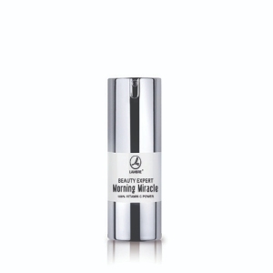 Serum Morning Miracle z witaminą C, Beauty Expert, 20 ml
 
 Dobry nastrój o poranku to klucz do udanego dnia, a odpowiednia pielęgnacja to podstawa piękna. Od czego więc zacząć dzień, aby zapewnić sobie dobry nastrój? Od skóry! Oczyszczenie i tonizacja to pierwsze co powinniśmy zrobić. Co dalej? Serum Morning Miracle! Witamina C, którą zawarliśmy w recepturze tego serum, jest przeciwutleniaczem zapobiegającym pigmentacji, a ponadto aktywuje produkcję kolagenu. Przy codziennym stosowaniu, serum pomoże utrzymać młodość skóry przez długi czas.
 
 Działanie
 W upalne i słoneczne dni skóra cierpi z powodu odwodnienia i promieniowania UV. Pojawia się uczucie ściągnięcia, zaczyna się łuszczenie, pojawiają się piegi i plamy starcze. Aby cieszyć się piękną skórą dłużej, rozszerz swoją codzienną pielęgnację o dodatkowe produkty, takie jak aktywne serum Morning Miracle z witaminą C i kompleksem Aquaxyl™ (połączenie glukozy pszenicznej i ksylitolu z drewna brzozowego).

 Magiczne serum w widoczny sposób poprawia kondycję skóry już od momentu pierwszej aplikacji. Codzienne stosowanie zapewnia długotrwałą i skuteczną ochronę przed pojawieniem się na skórze oznak upływającego czasu. Natychmiast po aplikacji skóra jest wyraźnie bardziej wygładzona i promienna, a cienkie linie są mniej widoczne.

Dlaczego witamina C jest cennym składnikiem kosmetyków przeciwstarzeniowych? To silny przeciwutleniacz, idealny ratunek dla skóry szyi i twarzy. Aktywuje produkcję kolagenu, zwiększa jędrność skóry, pomaga wygładzić zmarszczki i spowalnia proces powstawania nowych. Oprócz tego rozjaśnia przebarwienia i hamuje produkcję melaniny.

wyraźnie redukuje zmarszczki – już po 1szym zastosowaniu
rozjaśnia przebarwienia, nadaje skórze blasku
intensywnie, natychmiast i długotrwale nawilża skórę
komfortowe, aksamitne odczucie na skórze
 
 Składniki
 Witamina C - stabilna witamina C w nowej, naturalnej formie, zabezpieczona przed rozkładem naturalnym glukozydem. Stymuluje produkcję kolagenu, pobudza naprawę fotouszkodzeń skóry, redukuje przebarwienia i rozjaśnia cerę.
Aquaxyl™ - składnik pochodzenia naturalnego, będący połączeniem glukozy z pszenicy i ksylitolu z drewna brzozowego, o silnym działaniu nawilżającym i regenerującym.
Lanol 99 - składnik gwarantujący natychmiastowe, jedwabiste odczucie na skórze.
 
 Sposób użycia
 Stosować codziennie rano na oczyszczoną skórę twarzy i szyi, by preparat jak najlepiej wniknął w skórę oraz wzmocnił działanie kosmetyków. 
 
 INCI
 AQUA, CAPRYLYL METHICONE, PEG-12 DIMETHICONE/PPG-20 CROSSPOLYMER, GLYCERIN, ASCORBYL GLUCOSIDE, ISONONYL ISONONANOATE, SODIUM CITRATE, POTASSIUM HYDROXIDE, XYLITYLGLUCOSIDE, ANHYDROXYLITOL, XYLITOL, CITRIC ACID, GLUCOSE, TOCOPHEROL, PHENOXYETHANOL, ETHYLHEXYLGLYCERIN, DISODIUM EDTA, PARFUM
