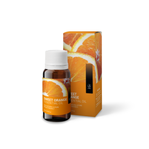 LAMBRE Orange Essential Oil Pomarańczowy olejek eteryczny, 9 ml
 
 Używany w aromaterapii pomaga redukować uczucie niepokoju, napięcia i stres oraz przywrócić spokój umysłu, ale też daje zastrzyk energii.
Wykazuje silne działanie antybakteryjne, dzięki czemu w przypadku np. trądziku na plecach kąpiel z jego użyciem może złagodzić zmiany skórne.
Olejek pomarańczowy używany w masażu wspomaga walkę z cellulitem, łagodzi bóle mięśni i wspomaga krążenie.
 
 Metoda produkcji i pochodzenie
 Wybraliśmy dla Was olejek otrzymywany drogą tłoczenia na zimno - metody preferowanej dla ekstrakcji olejków ze skórki cytrusów. Dawniej tłoczenie wykonywane było ręcznie, obecnie natomiast skórka cytrusa umieszczana jest w obrotowym kontenerze z kolcami, które ją nakłuwają.

Nasz olejek pomarańczowy pozyskiwany jest z hiszpańskich pomarańczy. Dlaczego? Bo Hiszpania jest największymi najbardziej wyspecjalizowanym producentem pomarańczy w Europie, a śródziemnomorskie pomarańcze są uznawane za jedne z najsłodszych na świecie.
 
 Sposób użycia
 KĄPIEL: 10-15 kropli do wanny wypełnionej wodą.
MASAŻ: 2-6 kropli na łyżkę oleju np. z pestek winogron, słodkich migdałów, arganowego, awokado).
KOMINEK AROMATERAPEUTYCZNY: 10-15 kropli do miseczki wypełnionej wodą.
NIE STOSOWAĆ nierozcieńczonych olejków na skórę!
Przeciwwskazania: Olejków nie należy pić ani stosować będąc w ciąży, u dzieci do lat 3, w razie alergii na nie oraz podczas opalania i solarium.
 
 INCI
 CITRUS AURANTIUM PEEL OIL, LIMONENE, LINALOOL, CITRAL, CITRONELLOL, GERANIOL, FARNESOL.