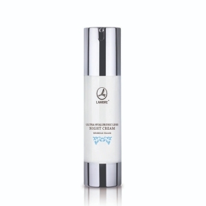 Krem na noc Ultra Hyaluronic, 50 ml
 
 Krem o bogatej formule, właściwościach silnie regenerujących i widocznym odmładzającym działaniu. SIGNAL-10 dociera w ekspresowym tempie do najgłębszych warstw skóry, utrzymuje wewnętrzne nawilżenie i stwarza wyjątkową ochronę przed nadmierną utratą wody. Zawarty w kremie Phytosqualan posiada własności przeciwutleniające. Zwiększa miękkość i elastyczność skóry, odbudowuje i przywraca właściwości ochronne płaszcza lipidowego. Odżywia i natłuszcza skórę tworząc na powierzchni film ochronny dzięki czemu skóra staje się odporna na czynniki zewnętrzne. Aplikacja na noc odżywi Twoją skórę i wygładzi mikrozmarszczki optymalnie uzupełniając niedobory kwasu hialuronowego.

 Działanie
 DLACZEGO KWAS HIALURONOWY?

Nie bez powodu jest on określany się mianem „eliksiru młodości”. Choć jego nazwa może sugerować chemiczne pochodzenie, kwas hialuronowy jest cukrem złożonym, który naturalnie występuje w naszym organizmie. Jego główna zaleta to zdolność do przyciągania i zatrzymywania wody w taki sposób, w jaki nie jest tego w stanie osiągnąć żadna inna substancja. Jedna molekuła zawiera duże ilości tlenu i grup hydroksylowych, co pozwala jej tworzyć silne związki z wodą. Mówiąc prościej, każda molekuła kwasu hialuronowego to malutka gąbka, która wchłania wodę, dzięki czemu staje się niezastąpionym środkiem dla nawilżenia skóry.
 
 ULTRA HYALURONIC NIGHT CREAM 50 ml

doskonale nawilża
regeneruje i odżywia
zapewnia głębokie działanie przeciwzmarszczkowe
poprawia ogólną kondycję skóry
 
 Składniki
 Signal-10 - rewolucja w kosmetyce, najmniejsza, najbardziej efektywna, najszybsza cząsteczka kwasu hialuronowego. Zapewnia głębokie nawilżenie i utrzymanie odpowiedniego poziomu wody w skórze. Usprawnia syntezę kolagenu, przez co sprawia, że skóra staje się jędrniejsza i bardziej elastyczna. Pomaga w procesie regeneracji cery.
Aquaxyl™ - nawilżający kompleks stworzony na bazie naturalnych pochodnych cukrów. Wzmacnia funkcję bariery skóry, a także poziom jej rezerw wodnych. Nie tylko błyskawicznie nawilży Twoją skórę, ale też rozprawi się z następstwami jej odwodnienia – szorstkością, łuszczeniem się czy mikropęknięciami.
Tsubaki Oil - olej z nasion Kamelii Japońskiej, często nazywany „japońską tajemnicą urody”. Bogaty w odżywcze kwasy: linolowy, oleinowy, palmitynowy i stearynowy, którym zawdzięcza swoje działanie nawilżające, przeciwzmarszczkowe i antyoksydacyjne. Przyczynia się także do zwiększonej produkcji kolagenu, przez co znacznie poprawia jędrność i elastyczność skóry.
Phytosqualan - podstawowy składnik warstwy lipidowej powierzchni skóry. Dzięki swojej budowie regeneruje naskórek, wpływając na odpowiednią równowagę wodno-lipidową, zapobiega nadmiernemu parowaniu wody zwiększając poziom nawilżenia skóry. Łagodzi podrażnienia i stany zapalne. Ma silne własności antyoksydacyjne, dzięki czemu chroni zawarte w skórze lipidy przed utlenianiem i wolnymi rodnikami.
Lanol 99 - emolient dający jedwabiste wykończenie na skórze, optycznie wygładza skórę i poprawia jej wygląd, a także pokrywa cienką warstwą ochronną, przez co utrudnia oddziaływanie negatywnych wpływów środowiska.
 
 Sposób użycia
 Stosować codziennie wieczorem. Delikatnie wmasować w skórę  twarzy, szyi i dekoltu. 
 
 INCI
 AQUA, TRIETHYLHEXANOIN, ISONONYL ISONONANOATE, SQUALANE, CETEARYL ETHYLHEXANOATE, GLYCERIN, CAMELLIA JAPONICA SEED OIL, HYDROXYETHYL ACRYLATE/SODIUM ACRYLOYLDIMETHYL TAURATE COPOLYMER, GLYCERYL STEARATE, PEG-100 STEARATE, XYLITYLGLUCOSIDE, ANHYDROXYLITOL, XYLITOL, HYALURONIC ACID, SORBITAN ISOSTEARATE, POLYSORBATE 60, GLUCOSE, PHENOXYETHANOL,
ETHYLHEXYLGLYCERIN, TRIETHANOLAMINE, DISODIUM EDTA, PARFUM