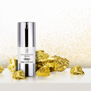 Day Serum Cellular Gold, Luxe Collection, 20 ml

Preparat radykalnie odmładza cerę dojrzałą. Precyzyjnie i głęboko penetruje cerę: błyskawicznie aktywizuje procesy odrodzenia i odbudowy komórek skóry, dzięki czemu przywraca jej młodzieńcze funkcje, witalność i blask. Skutecznie opóźnia powstawanie zmarszczek, wygładza i spłyca już istniejące. Ujędrnia, odmładza strukturę skóry, intensywnie i głęboko nawilża skórę od wewnątrz.

Właściwości
  stymuluje wytwarzanie nowych włókien kolagenowych, nadając skórze jędrność
    błyskawicznie wygładza zmarszczki
    chroni włókna kolagenowe, skutecznie zapobiegając powstawaniu zmarszczek
    na długo przywraca gładkość i jędrność

Składniki
 Gold Collagenine - biotechnologiczne pochodzenie surowca umożliwia szybkie i niezwykle precyzyjne dostarczenie głębokim warstwom skóry składników aktywnych ukrytych w złocie. Działa on jak mediator, który pobudza aktywność komórkową potrzebną do przywrócenia oraz utrzymania młodego i zdrowego wyglądu.
    Witamina PP (B3) - wodnorozpuszczalna witamina dobrze przenikająca przez warstwę rogową naskórka. Intensywnie stymuluje syntezę kolagenu oraz zwiększa produkcję ceramidów, które są głównym składnikiem lipidowej bariery ochronnej skóry. Skutecznie zmniejsza transpidermalną utratę wody co w efekcie powoduje lepsze nawilżenia skóry i poprawę jej elastyczności. Jest silnym antyoksydantem, który wspomaga ochronę skóry przed działaniem promieniowania UV oraz przed wolnymi rodnikami. Rozjaśnia przebarwienia i plamy starcze, zapobiega powstawaniu kolejnych.
    Olej z orzechów makadamia - bogaty w witaminę A, witaminy z grupy B ( B1, B2, B3 ) oraz witaminę E, zawiera lecytynę, fenole, kwas oleinowy i palmitynowy oraz wiele składników mineralnych. Wykazuje działanie antyoksydacyjne, chroniąc komórki przez działaniem wolnych rodników. Zmiękcza i wygładza naskórek, nadając skórze gładkość. Olej makadamia działa antybakteryjnie, regeneruje komórki oraz chroni przed działaniem promieniowania słonecznego. Posiada zdolność przenikania do skóry właściwej, gdzie aktywuje jej funkcje regeneracyjne.
    Aquaxyl™ - nawilżający składnik pochodzenia roślinnego o długotrwałym działaniu; reguluje i wzmacnia cyrkulację wody w skórze oraz jej rezerwy dla optymalnego nawilżenia, zwiększa odporność skóry na czynniki zewnętrzne. Ogranicza utratę wody z naskórka.

Sposób użycia
Codziennie rano nakładać na oczyszczoną skórę twarzy.

Inci
AQUA, TRIETHYLHEXANOIN, GLYCERIN, POLYSORBATE 80, CETEARYL ETHYLHEXANOATE, ETHYLHEXYL OLIVATE, ISONONYL ISONONANOATE, MACADAMIA TERNIFOLIA SEED OIL, NIACINAMIDE,  HYDROXYETHYL ACRYLATE/SODIUM ACRYLOYLDIMETHYL TAURATE COPOLYMER, XYLITYLGLUCOSIDE, PHENOXYETHANOL, ANHYDROXYLITOL, XYLITOL, GLUCOSE, ACETYL HEPTAPEPTIDE-9, COLLOIDAL GOLD (NANO), POLYSORBATE 60,  SORBITAN ISOSTEARATE, ETHYLHEXYLGLYCERIN, PARFUM, DISODIUM EDTA.