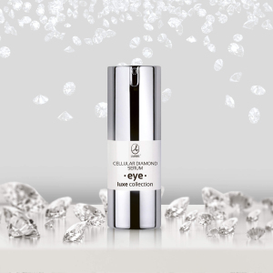 Eye Serum Cellular Diamond, Luxe Collection, 20 ml

Serum do codziennej pielęgnacji skóry wokół oczu o intensywnym działaniu. Efekt uelastycznienia skóry widoczny już po kilku aplikacjach, drobne zmarszczki są wygładzone, a spojrzenie zyskuje promiennego blasku. Innowacyjna formuła zawiera kombinację cennych składników, które chronią i wspierają komórki skóry, wydłużając ich cykl życia, a tym samym spowalniając procesy starzenia. Bogata formuła preparatu zapewnia intensywne nawilżenie i odżywienie delikatnej skóry wokół oczu, dzięki czemu drobne zmarszczki są mniej widoczne. Skóra staje się bardzo miękka i gładka.

Działanie
 stymuluje wytwarzanie nowych włókien kolagenowych, nadając skórze wokół oczu jędrność
    błyskawicznie wygładza zmarszczki, zapewniając natychmiastowy efekt mikroliftingu
    chroni włókna kolagenowe przed glikacją, skutecznie zapobiegając powstawaniu zmarszczek
    skóra wokół oczu na długo staje się wyraźnie gładsza i bardziej jędrna

Składniki


    Diamond Sirt - kompleks substancji aktywnych dla luksusowej pielęgnacji o działaniu anti-aging. Kompleks składa się z mikrosfer dwutlenku krzemu (nośnika), pokrytych warstwą diamentu i połączonych wiązaniami z peptydami, przypominającymi białko sirtuinę. Aktywuje on reakcje biochemiczne, które powodują opóźnienie procesu starzenia. Jednocześnie wzrasta mechanizm ochrony komórek.
    Witamina PP (B3) - wodnorozpuszczalna witamina dobrze przenikająca przez warstwę rogową naskórka. Intensywnie stymuluje syntezę kolagenu oraz zwiększa produkcję ceramidów, które są głównym składnikiem lipidowej bariery ochronnej skóry. Skutecznie zmniejsza transpidermalną utratę wody co w efekcie powoduje lepsze nawilżenia skóry i poprawę jej elastyczności. Jest silnym antyoksydantem, który wspomaga ochronę skóry przed działaniem promieniowania UV oraz przed wolnymi rodnikami. Rozjaśnia przebarwienia i plamy starcze, zapobiega powstawaniu kolejnych.
    Olej z orzechów makadamia - bogaty w witaminę A, witaminy z grupy B ( B1, B2, B3 ) oraz witaminę E, zawiera lecytynę, fenole, kwas oleinowy i palmitynowy oraz wiele składników mineralnych. Wykazuje działanie antyoksydacyjne, chroniąc komórki przez działaniem wolnych rodników. Zmiękcza i wygładza naskórek, nadając skórze gładkość. Olej makadamia działa antybakteryjnie, regeneruje komórki oraz chroni przed działaniem promieniowania słonecznego. Posiada zdolność przenikania do skóry właściwej, gdzie aktywuje jej funkcje regeneracyjne.
    Aquaxyl™ - nawilżający składnik pochodzenia roślinnego o długotrwałym działaniu; reguluje i wzmacnia cyrkulację wody w skórze oraz jej rezerwy dla optymalnego nawilżenia, zwiększa odporność skóry na czynniki zewnętrzne. Ogranicza utratę wody z naskórka.

Sposób użycia
Codziennie rano i wieczorem nakładać na oczyszczoną skórę wokół oczu.

Inci
AQUA, DECYL COCOATE, GLYCERIN, CETEARYL ETHYLHEXANOATE, ETHYLHEXYL OLIVATE, MACADAMIA TERNIFOLIA SEED OIL, HYDROXYETHYL ACRYLATE/SODIUM ACRYLOYLDIMETHYL TAURATE COPOLYMER, NIACINAMIDE, POLYSORBATE 80, XYLITYLGLUCOSIDE, PHENOXYETHANOL, ANHYDROXYLITOL, XYLITOL, GLUCOSE, SQUALANE, ACETYL SH-PENTAPEPTIDE-35, SILICA, DIAMOND POWDER, SORBITAN ISOSTEARATE, POLYSORBATE 60, ETHYLHEXYLGLYCERIN, DISODIUM EDTA.