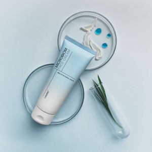 Microbiom Face Cream, 80 ml
 
 Każdego dnia nasza skóra jest wystawiana na działanie agresywnych czynników zewnętrznych. Szczególnie teraz, w czasie pandemii, wymagamy od naszej skóry wielu poświęceń. Często nosimy maski, które regularnie pierzemy, przez co skóra twarzy jest nadmiernie wystawiana na działanie detergentów. Dodatkowo dochodzi też problem tzw. maskne, czyli trądziku wywoływanego noszeniem masek. Chcąc go zwalczyć musimy częściej i intensywniej oczyszczać cerę, przez co osłabiamy jej barierę ochronną. Wypróbuj krem Microbiom Face Cream, który pomoże przywrócić równowagę mikrobiologiczną Twojej skórze.

Miło nam poinformować, że surowiec Ecoskin® użyty w kremie uzyskał status składnika wegańskiego, związane jest to ze zmianą metody jego uzyskiwania. Dlatego też, informacja podana na opakowaniu kremu, "vegetarian friendly", zostanie w przyszłości wymieniona na "vegan friendly".

 Działanie
 DOBRE KONTRA ZŁE BAKTERIE

Na powierzchni naszej skóry żyją miliardy bakterii, które stanowią swoisty ekosystem. Zarówno te „pożyteczne” jak i te, które są patogenami (bakterie, grzyby) mają olbrzymi wpływ na funkcjonowanie skóry i procesy zachodzące na jej powierzchni.

Do tej pory mówiło się o usuwaniu bakterii z powierzchni skory, aby zapobiegać niedoskonałościom. Jednak oczyszczając skórę zbyt intensywnie z zabrudzeń, wirusów i bakterii, zmywamy jej naturalną mikroflorę (tzw. mikrobiom). Mikrobiom to bakterie, grzyby, drożdże i wytwarzane przez nie substancje. Jest ich aż 10 razy więcej niż komórek w ludzkim ciele!

ZUBOŻAŁA POD WZGLĘDEM MIKROBIOLOGICZNYM SKÓRA STAJE SIĘ:

przesuszona
nadwrażliwa i podatna na wszelkie podrażnienia
gorzej wygląda i szybciej się starzeje
nie ma wystarczających zdolności obronnych, aby zahamować rozwój „złych” bakterii, wywołujących m.in. stany zapalne
 
 MICROBIOM FACE CREAM

Krem do twarzy przywracający skórze równowagę mikrobiologiczną, nawilżenie i wygładzenie. Formuła bazuje na unikalnym składniku Ecoskin® - synbiotyku łączącym w sobie działanie prebiotyku i probiotyku, który wspomaga odbudowę korzystnej mikroflory, stymuluje układ odpornościowy skóry, przywraca jej zdolność do samoistnej regeneracji i ogranicza rozwój szkodliwych mikroorganizmów. Zawiera starannie wyselekcjonowane składniki aktywne, takie jak: roślinny skwalan, który wzmacnia i uszczelnia naturalną barierę ochronną skóry i zapobiega utracie wody, olej z konopi, skutecznie łagodzący różnego rodzaju podrażnienia, olej makadamia o wyjątkowych właściwościach regeneracyjnych, oraz odżywcze masło shea.

przywraca skórze zdolność do samoistnej regeneracji
wspomaga odbudowę korzystnej mikroflory
ogranicza rozwój szkodliwych mikroorganizmów
stymuluje układ odpornościowy skóry
 
 Składniki aktywne
 ECOSKIN® - Synbiotyk, który wspomaga odbudowę korzystnej mikroflory, stymuluje układ odpornościowy skóry, przywraca jej zdolność do samoistnej regeneracji i ogranicza rozwój szkodliwych mikroorganizmów. Składa się z roślinnych prebiotyków oraz probiotyku w postaci specjalnie spreparowanych i „uśpionych” bakterii mlekowych. To nowoczesny, biotechnologicznie zaawansowany surowiec, który uzupełnia i odbudowuje barierę biologiczną na powierzchni skóry. Równoważąc mikrobiom skóry wspomaga jej „dobre” bakterie, co z kolei pomaga zapobiegać rozwojowi drobnoustrojów chorobotwórczych.
OLEJ Z KONOPI - Bogate źródło nienasyconych kwasów tłuszczowych. Odbudowuje płaszcz hydrolipidowy i sprawia, że naskórek lepiej pełni swoje funkcje ochronne. Łagodzi stan zapalny przy atopowym zapaleniu skóry, łuszczycy i egzemie. Niweluje uciążliwy świąd przy dermatozach. Poprawia koloryt skóry i niweluje niewielkie przebarwienia. Przywraca skórze twarzy elastyczność i odpowiednie nawilżenie.
OLEJ MACADAMIA - Szczególnie pomocny przy pielęgnacji skóry suchej i podrażnionej. Regeneruje naskórek, poprawia elastyczność skóry, a także wspomaga leczenie blizn i niewielkich ran. Ma właściwości przeciwzapalne. Odżywia skórę w witaminy: A, B, E oraz składniki mineralne.
SKWALAN - Wzmacnia i uszczelnia barierę ochronną skóry, zapobiega utracie wody, chroni struktury lipidowe naskórka przed utlenianiem.
MASŁO SHEA - Regeneruje i odżywia skórę. Przyśpiesza procesy gojenia się, tworząc na skórze ochronną warstwę, która chroni przed niekorzystnym wpływem czynników zewnętrznych. Wygładza i uelastycznia skórę.
 
 Sposób użycia
 Produkt nadaje się do wszystkich typów skóry, ale szczególnie polecany jest osobom ze skórą suchą, wrażliwą, z zaburzoną barierą lipidową i objawami przesuszenia oraz jako wsparcie pielęgnacyjne kuracji dermatologicznych (atopia, egzema, trądzik). Niewielką ilość kremu nanieść na oczyszczoną skórę twarzy, szyi i dekoltu. Stosować rano i wieczorem.
 
 INCI
 AQUA, SQUALANE, CANNABIS SATIVA SEED OIL, BUTYROSPERMUM PARKII BUTTER, MACADAMIA TERNIFOLIA SEED OIL, TRIOLEIN, CETEARYL ALCOHOL, ALPHA-GLUCAN OLIGOSACCHARIDE, ARACHIDYL ALCOHOL, COCO-CAPRYLATE/CAPRATE, GLYCERIN, GLYCERYL DIOLEATE, BEHENYL ALCOHOL, CELLULOSE, SODIUM LEVULINATE, SODIUM POLYACRYLATE, ARACHIDYL GLUCOSIDE, PARFUM, PHENOXYETHANOL, POLYMNIA SONCHIFOLIA ROOT JUICE, MALTODEXTRIN, LACTOBACILLUS, INULIN LAURYL CARBAMATE, ETHYLHEXYL STEARATE, SODIUM ANISATE, CAPRYLYL GLYCOL, CETEARYL GLUCOSIDE,  XANTHAN GUM, CHLORPHENESIN, TRIDECETH-6, TOCOPHEROL, GLYCINE SOJA OIL, GLUCOSE, DISODIUM EDTA.