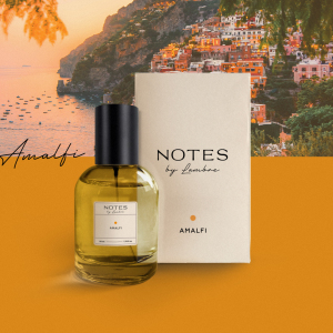                                    Perfumy Amalfi, NOTES, 50 ml

Rodzina zapachowa: drzewno-cytrusowe

Nuty głowy: bergamotka, pomarańcza

Nuty serca: drzewo cedrowe, fiołek

Nuty bazy: wetyweria, piżmo, bursztyn
 
 Każdy zakątek ziemi ma swój zapach, tworzą go ludzie z emocjami i doświadczeniami, płonące oczy, namiętne marzenia. Aromaty Notes to notatki z ich historiami, napisane i wysłane stamtąd przez bliską Ci osobę.

Zamknij na chwilę oczy. Zabiorę Cię w moje ulubione miejsce. Taki zakątek świata, gdzie zawsze świeci słońce, gdzie nad ogrodami niesie się cudowna woń, a wszystkie aromaty wydają się jaśniejsze i bogatsze. To miejsce pachnie pomarańczą, uwodzi fiołkiem i bergamotką…

To miejsce to Amalfi.

Pachnie ogrodami budzącymi się o poranku, figurkami z drewna cedrowego, które zawsze ktoś Ci w tym miasteczku wręczy. Pachnie dębem, mchem, otwiera się jak bukiet najlepszego wina. Chcę znów móc otworzyć takie wino… chcę znów pójść nad morze, wpatrywać się w milczeniu w horyzont. Cały ten wir aromatów i wspomnień zamknięty jest w jednej butelce, dzięki której morze wydaje się być zawsze gdzieś w pobliżu, a Amalfi w zasięgu ręki.