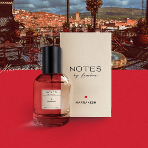 Perfumy Marrakesh, NOTES, 50 ml
 
 O świcie budzi mnie hipnotyzujący śpiew – to muezin nawołuje mieszkańców Marakeszu do modlitwy. Przeciągam się sennie, wstaję i otwieram okno, a do środka zaczyna wolno napływać korzenny aromat szafranu. Jeśli pójdziesz za jego wonią, trafisz wprost na główny rynek, który znajduje się tuż za zakrętem.

„Przed Marakeszem wszystko było czarne. Marakesz nauczył mnie, jak używać koloru” – powiedział Yves Saint Laurent, który, gdy tu przyjechał, postanowił kupić willę i uczynić z tego miejsca dom. W liście znajdziesz gałązki jaśminu i cedru z ogrodu Twojego ulubionego projektanta. Powiedz – czy to połączenie woni prosto z ogrodu Majorelle nie pachnie absolutnie wyjątkowo?

Niezliczone - rzekomo średniowieczne - targowiska, tysiące jaskrawo ubranych ludzi, głośny, drżący od emocji arabski język, zaklinacze węży na placu Jemaa el-Fna, litry zielonej herbaty z miętą, starożytne meczety i dzielnice sztuki nowoczesnej...

Marakesz tętni życiem; nie ma takiego drugiego miejsca na ziemii.
 
 Rodzina zapachowa: orientalno-kwiatowe

Nuty głowy: pomarańcza, aksamitka
Nuty serca: jaśmin, szafran
Nuty bazy: mech dębowy, ambra, piżmo, toffi