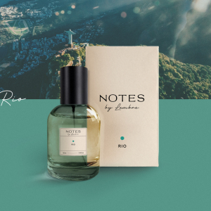                  Perfumy Rio, NOTES, 50 ml

Rodzina zapachowa: kwiatowo-owocowe

Nuty głowy: brzoskwinia, bergamotka, cytryna

Nuty serca: neroli, piwonia, jaśmin

Nuty bazy: bursztyn, mech dębowy, drewno
 
 Każdy zakątek ziemi ma swój zapach, tworzą go ludzie z emocjami i doświadczeniami, płonące oczy, namiętne marzenia. Aromaty Notes to notatki z ich historiami, napisane i wysłane stamtąd przez bliską Ci osobę.

Rio - różnorodne kolory, głosy, aromaty owoców, cytrusów, kwiatów pomarańczy i jaśminu... To nie tylko karnawał, to stan umysłu, to wolność, umiłowanie życia. To miasto jest jak lawa, w tym samym czasie ożywa i zanurza się w ukropie ekscytującej atmosfery. Głośne rytmy, pieśni, migoczące kostiumy półnagich tancerzy… To ogromny parkiet, drżący euforią wakacji aż do nocy.