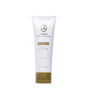 Krem na noc oliwkowy, Olive Oil Night Cream, 80 ml

Odżywczo-regenerujący krem na noc, stymulujący naturalną regenerację komórek skóry podczas snu. Przyspiesza odbudowę naturalnej warstwy ochronnej skóry, likwiduje objawy zmęczenia, sprawia, że skóra staje się wypoczęta, zadbana i zregenerowana.

Działanie
utrzymuje odpowiedni poziom nawilżenia, dzięki czemu znika uczucie napięcia i szorstkości skóry
odbudowuje naturalny ochronny płaszcz lipidowy skóry, pozostawia na powierzchni skóry ochronny film
zmiękcza i wygładza naskórek
łagodzi podrażnienia, niweluje oznaki zmęczenia
chroni naskórek przed negatywnym wpływem środowiska

Składniki
Ekstrakt z liści oliwki (Eurol BT)
Masło oliwkowe
Olive Milk
Ekstrakt z lawendy
Lipofeel Ol
Olej z oliwek

Sposób użycia
Stosować codziennie wieczorem. Delikatnie wmasować w skórę  twarzy, szyi i dekoltu. 

INCI
AQUA, GLYCERIN, PROPYLENE GLYCOL, OLIVE OIL PEG-7 ESTERS, DISODIUM COCOAMPHODIACETATE, LAVANDULA ANGUSTIFOLIA FLOWER EXTRACT, PARFUM, DIAZOLIDINYL UREA, METHYLPARABEN, PROPYLPARABEN, PHOSPHORIC ACID, DISODIUM EDTA, PHENOXYETHANOL, CITRIC ACID
