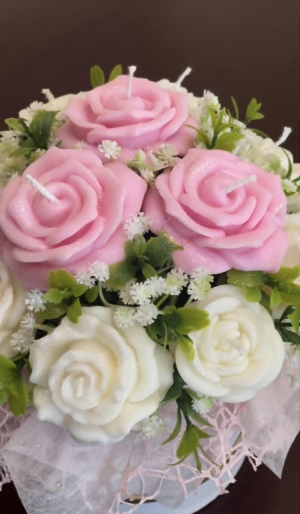 Pastelowa Różana Elegancja.

Uroczy flowerbox z ręcznie formowanymi świecami w kształcie róż, wykonanymi z niearomatyzowanego wosku sojowego. Połączenie delikatnego różu i klasycznej bieli z zielonymi akcentami tworzy kompozycję pełną wdzięku i lekkości. Idealny jako prezent dla bliskiej osoby lub subtelna ozdoba każdego wnętrza.

🌱 Ekologiczny i wegański wybór
🕯️ Bez zapachu – odpowiedni dla dzieci i alergików
🎀 Zapakowany z dbałością o każdy szczegół