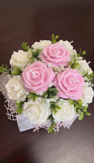 Pastelowa Różana Elegancja.

Uroczy flowerbox z ręcznie formowanymi świecami w kształcie róż, wykonanymi z niearomatyzowanego wosku sojowego. Połączenie delikatnego różu i klasycznej bieli z zielonymi akcentami tworzy kompozycję pełną wdzięku i lekkości. Idealny jako prezent dla bliskiej osoby lub subtelna ozdoba każdego wnętrza.

🌱 Ekologiczny i wegański wybór
🕯️ Bez zapachu – odpowiedni dla dzieci i alergików
🎀 Zapakowany z dbałością o każdy szczegół