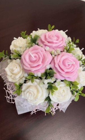 Pastelowa Różana Elegancja.

Uroczy flowerbox z ręcznie formowanymi świecami w kształcie róż, wykonanymi z niearomatyzowanego wosku sojowego. Połączenie delikatnego różu i klasycznej bieli z zielonymi akcentami tworzy kompozycję pełną wdzięku i lekkości. Idealny jako prezent dla bliskiej osoby lub subtelna ozdoba każdego wnętrza.

🌱 Ekologiczny i wegański wybór
🕯️ Bez zapachu – odpowiedni dla dzieci i alergików
🎀 Zapakowany z dbałością o każdy szczegół