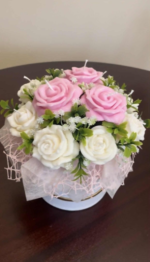 Pastelowa Różana Elegancja.

Uroczy flowerbox z ręcznie formowanymi świecami w kształcie róż, wykonanymi z niearomatyzowanego wosku sojowego. Połączenie delikatnego różu i klasycznej bieli z zielonymi akcentami tworzy kompozycję pełną wdzięku i lekkości. Idealny jako prezent dla bliskiej osoby lub subtelna ozdoba każdego wnętrza.

🌱 Ekologiczny i wegański wybór
🕯️ Bez zapachu – odpowiedni dla dzieci i alergików
🎀 Zapakowany z dbałością o każdy szczegół