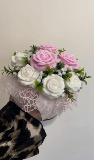 Pastelowa Różana Elegancja.

Uroczy flowerbox z ręcznie formowanymi świecami w kształcie róż, wykonanymi z niearomatyzowanego wosku sojowego. Połączenie delikatnego różu i klasycznej bieli z zielonymi akcentami tworzy kompozycję pełną wdzięku i lekkości. Idealny jako prezent dla bliskiej osoby lub subtelna ozdoba każdego wnętrza.

🌱 Ekologiczny i wegański wybór
🕯️ Bez zapachu – odpowiedni dla dzieci i alergików
🎀 Zapakowany z dbałością o każdy szczegół