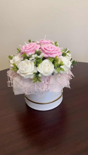Pastelowa Różana Elegancja.

Uroczy flowerbox z ręcznie formowanymi świecami w kształcie róż, wykonanymi z niearomatyzowanego wosku sojowego. Połączenie delikatnego różu i klasycznej bieli z zielonymi akcentami tworzy kompozycję pełną wdzięku i lekkości. Idealny jako prezent dla bliskiej osoby lub subtelna ozdoba każdego wnętrza.

🌱 Ekologiczny i wegański wybór
🕯️ Bez zapachu – odpowiedni dla dzieci i alergików
🎀 Zapakowany z dbałością o każdy szczegół