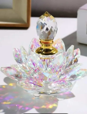Aurora Mystique
 – Kryształowa Tajemnica to ekskluzywne perfumy w unikatowym flakonie przypominającym magiczny kwiat lotosu, mieniący się wszystkimi kolorami światła.

Kompozycja zapachowa została stworzona z myślą o kobietach pełnych wewnętrznego blasku i tajemniczości. To połączenie lekkości porannej rosy z głębią kobiecej duszy.

Idealne na wyjątkowe okazje i magiczne wieczory.
Kategoria zapachu: kwiatowo-owocowo-orientalna z nutą światła i świeżości.
 
 Neroli.
Grapefruit.
Ylang-Ylang.
Rose.
Sandalwood.
Vanilla.
Myrrh lub Francincense.
Black pepper.