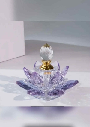 „Violet Empress” to nie tylko perfumy. To ucieleśnienie królewskiej delikatności i kobiecej mocy.

Niczym wieczorna mgiełka nad polem lawendy, ten zapach otuli Cię urokiem, głębią i uwodzeniem.

W flakonie przypominającym kryształowy kwiat lotosu rodzi się historia kobiecości, która zna swoją wartość.

✨ To perfumy dla kobiety, która nie przestrzega zasad – ona je tworzy.
 
 Patchouli.
 Ylang-Ylang.
 Geranium.
 Cinnamon Bark.
 Myrrh.
 Vanilla.
