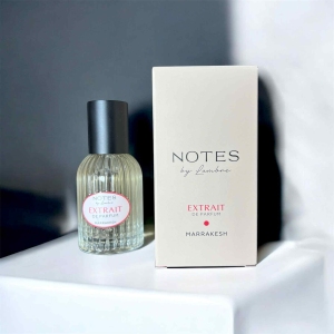 Ekstrakt perfum Marrakesh, linia Notes, Lambre, 30 ml
 
 Lambre Notes Marrakesh Extrait to esencja luksusu w formie ekstraktu perfum, który wyróżnia się wyjątkową intensywnością i długotrwałością. Dzięki wysokiemu stężeniu aromatycznych esencji, każdy akord ujawnia się stopniowo, tworząc bogaty, wielowymiarowy zapach.

Ekstrakt perfum sprawia, że zapach otula skórę niczym jedwabny woal, pozostawiając niezapomniane wrażenie. Idealny dla osób ceniących wyrafinowanie i elegancję.

Zmierzch nad Marakeszem maluje niebo w odcieniach purpury i złota. Gorące powietrze pulsuje zapachem przypraw, rozgrzanego drewna i lekkiej słodyczy kwiatów. Wąskie uliczki skrywają tajemnice – każda z nich prowadzi do ukrytego skarbu: pachnących bazarów, spokojnych ogrodów, orientalnych pałaców.

Kilka kropli wystarczy, aby pozostawić po sobie niezapomniane wrażenie.
Ви надіслали
Rodzina zapachowa: orientalno-kwiatowe

Nuty głowy: pomarańcza, aksamitka

Nuty serca: jaśmin, szafran

Nuty bazy: mech dębowy, ambra, piżmo, toffi.