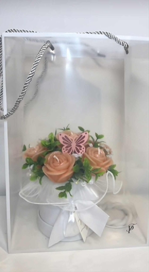 Pomarańczowa Harmonia.

Ekskluzywny flowerbox wykonany ręcznie ze świec z naturalnego wosku pszczelego, z dodatkiem kilku kropli czystego olejku eterycznego pomarańczowego marki Young Living.

Ten bukiet to nie tylko dekoracja – to doświadczenie aromaterapii. Ciepły, cytrusowy zapach odpręża, poprawia nastrój i wnosi świeżość do każdego wnętrza.

🍯 Naturalny wosk pszczeli
🍊 Z nutą olejku eterycznego Young Living Orange
🌿 Lekki aromat – subtelny i relaksujący
🎁 Idealny prezent dla bliskiej osoby lub element domowego SPA