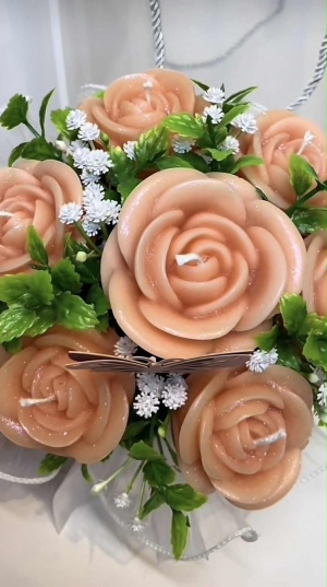 Pomarańczowa Harmonia.

Ekskluzywny flowerbox wykonany ręcznie ze świec z naturalnego wosku pszczelego, z dodatkiem kilku kropli czystego olejku eterycznego pomarańczowego marki Young Living.

Ten bukiet to nie tylko dekoracja – to doświadczenie aromaterapii. Ciepły, cytrusowy zapach odpręża, poprawia nastrój i wnosi świeżość do każdego wnętrza.

🍯 Naturalny wosk pszczeli
🍊 Z nutą olejku eterycznego Young Living Orange
🌿 Lekki aromat – subtelny i relaksujący
🎁 Idealny prezent dla bliskiej osoby lub element domowego SPA