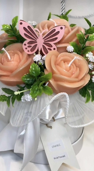 Pomarańczowa Harmonia.

Ekskluzywny flowerbox wykonany ręcznie ze świec z naturalnego wosku pszczelego, z dodatkiem kilku kropli czystego olejku eterycznego pomarańczowego marki Young Living.

Ten bukiet to nie tylko dekoracja – to doświadczenie aromaterapii. Ciepły, cytrusowy zapach odpręża, poprawia nastrój i wnosi świeżość do każdego wnętrza.

🍯 Naturalny wosk pszczeli
🍊 Z nutą olejku eterycznego Young Living Orange
🌿 Lekki aromat – subtelny i relaksujący
🎁 Idealny prezent dla bliskiej osoby lub element domowego SPA