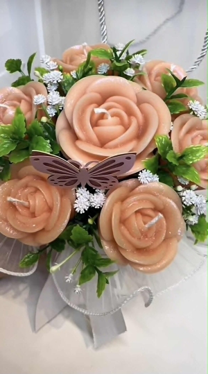 Pomarańczowa Harmonia.

Ekskluzywny flowerbox wykonany ręcznie ze świec z naturalnego wosku pszczelego, z dodatkiem kilku kropli czystego olejku eterycznego pomarańczowego marki Young Living.

Ten bukiet to nie tylko dekoracja – to doświadczenie aromaterapii. Ciepły, cytrusowy zapach odpręża, poprawia nastrój i wnosi świeżość do każdego wnętrza.

🍯 Naturalny wosk pszczeli
🍊 Z nutą olejku eterycznego Young Living Orange
🌿 Lekki aromat – subtelny i relaksujący
🎁 Idealny prezent dla bliskiej osoby lub element domowego SPA