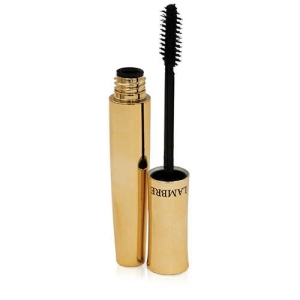 Maskara do rzęs Vitality, linia Lambre, 9 ml
 
 Mascara Vitality Lash to wybór dla osób, którym zależy na mocnym efekcie pogrubienia i wydłużenia rzęs. Formuła posiada wysoką zawartość celulozy, dzięki której rzęsy mocno zyskują na objętości i długości. Mascarę wzbogaciliśmy też o pantenol, aby poza działaniem upiększającym miała też działanie pielęgnacyjne.

Maskara Vitality zawiera mikro włoski, które nadają rzęsom wyjątkową długość oraz subtelny efekt podkręcenia. Produkt ten oferuje: Efekt wydłużenia: Mikro włoski przyczepiają się do rzęs, dzięki czemu wyglądają one na dłuższe i pełniejsze. Podkręcenie i pogrubienie: Delikatne uniesienie rzęs dodaje spojrzeniu wyrazistości. Maskara dedykowana jest kobietom, które chcą osiągnąć efekt zarówno pogrubienia, jak i wydłużenia oraz podkręcenia rzęs
 
 1.  Wyjmij szczoteczkę z maskary - zawsze rób to jednym ruchem. Odruch „pompowania” jest nieprawidłowy. W ten sposób do buteleczki z tuszem dostaje się powietrze, a przez to tusz szybciej wysycha. Zaschnięty tusz rozpoznasz po tym, że na rzęsach zaczynają się tworzyć nieestetyczne grudki.

2. Delikatnie wytrzyj szczoteczkę chusteczką higieniczną. W ten sposób usuniesz nadmiar tuszu, dzięki czemu unikniesz sklejonych rzęs i nieestetycznych grudek.

3. Większość wizażystów poleca nakładanie tuszu od środka oka. Rzęsy malujemy od nasady, delikatnym ruchem w górę rozprowadzamy formułę tuszu, aż po same końce włosków. Następnie przechodzimy do zewnętrznego i wewnętrznego kącika oka.

4. Aby wytuszować dolne rzęsy posłużymy się końcówką szczoteczki. Trzymaj ją pionowo, tak, aby ruch był precyzyjny, a maskara nie pozostawiała śladów na dolnej powiece.

5. Gdy już nałożysz pierwszą warstwę, warto zaaplikować kolejną tzw. zygzakiem. Nakładaj tusz poruszając szczoteczką w lewo i w prawo. Dzięki temu dobrze rozczeszesz rzęsy, a także je wydłużysz.

+ Szczoteczkę od maskary należy myć przynajmniej raz w tygodniu! Tylko w taki sposób możemy usunąć nadmiar zaschniętego tuszu, a także uniknąć sklejania i zbytniego obciążania rzęs. Czysta szczoteczka wydłuża życie maskary i jest po prostu zdrowsza dla Twoich oczu.