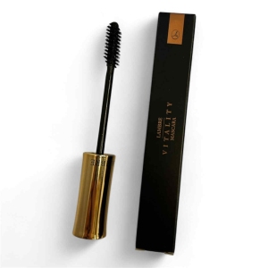 Maskara do rzęs Vitality, linia Lambre, 9 ml
 
 Mascara Vitality Lash to wybór dla osób, którym zależy na mocnym efekcie pogrubienia i wydłużenia rzęs. Formuła posiada wysoką zawartość celulozy, dzięki której rzęsy mocno zyskują na objętości i długości. Mascarę wzbogaciliśmy też o pantenol, aby poza działaniem upiększającym miała też działanie pielęgnacyjne.

Maskara Vitality zawiera mikro włoski, które nadają rzęsom wyjątkową długość oraz subtelny efekt podkręcenia. Produkt ten oferuje: Efekt wydłużenia: Mikro włoski przyczepiają się do rzęs, dzięki czemu wyglądają one na dłuższe i pełniejsze. Podkręcenie i pogrubienie: Delikatne uniesienie rzęs dodaje spojrzeniu wyrazistości. Maskara dedykowana jest kobietom, które chcą osiągnąć efekt zarówno pogrubienia, jak i wydłużenia oraz podkręcenia rzęs
 
 1.  Wyjmij szczoteczkę z maskary - zawsze rób to jednym ruchem. Odruch „pompowania” jest nieprawidłowy. W ten sposób do buteleczki z tuszem dostaje się powietrze, a przez to tusz szybciej wysycha. Zaschnięty tusz rozpoznasz po tym, że na rzęsach zaczynają się tworzyć nieestetyczne grudki.

2. Delikatnie wytrzyj szczoteczkę chusteczką higieniczną. W ten sposób usuniesz nadmiar tuszu, dzięki czemu unikniesz sklejonych rzęs i nieestetycznych grudek.

3. Większość wizażystów poleca nakładanie tuszu od środka oka. Rzęsy malujemy od nasady, delikatnym ruchem w górę rozprowadzamy formułę tuszu, aż po same końce włosków. Następnie przechodzimy do zewnętrznego i wewnętrznego kącika oka.

4. Aby wytuszować dolne rzęsy posłużymy się końcówką szczoteczki. Trzymaj ją pionowo, tak, aby ruch był precyzyjny, a maskara nie pozostawiała śladów na dolnej powiece.

5. Gdy już nałożysz pierwszą warstwę, warto zaaplikować kolejną tzw. zygzakiem. Nakładaj tusz poruszając szczoteczką w lewo i w prawo. Dzięki temu dobrze rozczeszesz rzęsy, a także je wydłużysz.

+ Szczoteczkę od maskary należy myć przynajmniej raz w tygodniu! Tylko w taki sposób możemy usunąć nadmiar zaschniętego tuszu, a także uniknąć sklejania i zbytniego obciążania rzęs. Czysta szczoteczka wydłuża życie maskary i jest po prostu zdrowsza dla Twoich oczu.