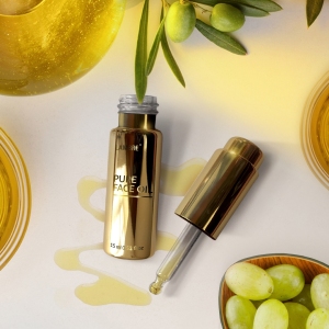 Pure Face Oil Odmładzający olejek do twarzy i szyi 15 ml

 LAMBRE Pure Face Oil to odmładzający olejek do twarzy i szyi do skóry suchej lub mieszanej. Wygładza zmarszczki, odżywia i regeneruje, głęboko nawilża. Nie obciąża skóry, natychmiast redukuje uczucie suchości i dyskomfortu. Polecany także do skóry wrażliwej.

Działanie
DLACZEGO OLEJKI?

To jedne z najstarszych i najlepiej poznanych surowców kosmetycznych, które od lat były wykorzystywane przy produkcji kosmetyków.

zawierają więcej tłuszczowych(lipofilowych) składników aktywnych niż kremy
mogą być stosowane zamiennie z serum
poprawiają napięcie i koloryt skóry, regenerują ją, uelastyczniają, dogłębnie nawilżają i wygładzają
stwarzają minimalne ryzyko podrażnień i są bardzo wydajne
MASZ OBAWY PRZED UZUPEŁNIENIEM PIELĘGNACJI CERY O OLEJKI?

Zupełnie niepotrzebnie! Olejki są naturalne, nie mają konserwantów, rzadko powodują alergie. Aktywują procesy odnowy skóry, łagodzą podrażnienia, regenerują, natłuszczają, chronią przed działaniem czynników zewnętrznych.

PURE FACE OIL

Odmładzający olejek do twarzy i szyi do wszystkich typów skóry, szczególnie suchej lub mieszanej. Wygładza zmarszczki, odżywia i regeneruje, głęboko nawilża. Innowacyjna formuła zawiera aż 6 drogocennych olejków o synergicznym działaniu – arganowy, meadowfoam, tsubaki, ze słodkich migdałów, z winogron oraz orzechów macadamia- oraz witaminę E. Natychmiast redukuje uczucie suchości i dyskomfortu. Polecany także do skóry wrażliwej.

Produkt BIOZGODNY ZE SKÓRĄ - zawiera substancje naturalnie występujące w naskórku, niezbędne do utrzymania równowagi hydrolipidowej i prawidłowego funkcjonowania skóry.

Wygładza zmarszczki
Odżywia i regeneruje
Głęboko nawilża
Redukuje uczucie suchości i dyskomfortu

Składniki aktywne
Olej arganowy - Znany też jako „złoto Maroka”, otrzymywany z nasion endemicznego drzewa arganowego. To bogate źródło kwasów Omega-6 i Omega-9 i tzw. „witaminy młodości”, czyli witaminy E, która pomaga także w walce z przebarwieniami skóry. Argan nawilży suchą skórę, przyniesie również ulgę osobom borykającym się z egzemą, zapobiegając dalszym podrażnieniom.
Olej meadowfoam - „Perła” wśród olejów roślinnych. Swoją angielską nazwę zawdzięcza podobieństwu do białej piany w trakcie rozkwitu. Zawiera witaminy A i E, a także posiada ogromną (ponad 98%!) zawartość długołańcuchowych kwasów tłuszczowych, dzięki czemu wykazuje działanie odżywcze i nawilżające. Po aplikacji tworzy warstwę, która zapobiega utracie wilgoci przez skórę. Badania wskazują, że wskazane jest używanie meadowfoam przy produkcji olejków — jego stabilność wydłuża trwałość produktu pozwalając jednocześnie znacznie obniżyć zawartość środków utrwalających.
Olej tsubaki - Olej z nasion Kamelii Japońskiej, często nazywany „japońska tajemnica urody”. Zawiera odżywcze kwasy: linolowy, oleinowy, palmitynowy i stearynowy, wykazujące działanie nawilżające, przeciwzmarszczkowe i antyoksydacyjne. Dzięki wysokiej zawartości witamin, minerałów oraz skwalanu działa odżywczo i odmładzająco. Stymuluje produkcje kolagenu, opóźniając procesy starzenia się skóry.
Olej ze słodkich migdałów - Poprawia cyrkulację krwi, działa przeciwstarzeniowo i nawilżająco, a ponadto jest bardzo delikatny dla skóry i całkowicie bezpieczny. Dobrze się wchłania, nie pozostawiając tłustej warstwy. Pomaga też chronić naskórek przed niekorzystnym wpływem warunków atmosferycznych.
Olej z winogron - To cenne źródło witaminy E, która poprawia jędrność i napięcie skóry. Nawilża, pomaga zmniejszyć zmarszczki, a także łagodzi podrażnienia, natłuszcza, zmiękcza i uelastycznia delikatna skórę twarzy. Ma także antyseptyczne i przeciwbakteryjne działanie.
Olej macadamia - Pielęgnuje skórę suchą, podrażnioną, regeneruje naskórek, poprawia elastyczność skóry, a także wspomaga leczenie blizn i niewielkich ran. Odżywia skórę w witaminy: A, B, E oraz składniki mineralne.
Lipex Shealight - Zapewnia aksamitne odczucia na skórze (nie pozostawia uczucia tłustości).
Witamina E - Nazywana też „witaminą młodości”, ponieważ opóźnia proces starzenia organizmu. Dzięki niej skóra nabiera naturalnego blasku i staje się miękka.

Sposób użycia
1. Używaj codziennie rano i/lub wieczorem jako serum bezpośrednio na oczyszczoną skórę twarzy (omijając okolice oczu), szyi i dekoltu. Wmasuj 4-6 kropli do całkowitego wchłonięcia.

2. Wzbogać swój ulubiony krem dodając do niego kilka kropli olejku.

3. Zastosuj jako maseczkę. Nałóż 10-12 kropli i pozostaw na 10-15 minut, nadmiar usuń chusteczką.

4. Idealny jako olejek do wieczornego masażu twarzy, aby głęboko odżywić i odprężyć skórę.

INCI
OCTYLDODECANOL, DIBUTYL ADIPATE, ISOPROPYL MYRISTATE, ETHYLCELLULOSE, CAMELLIA JAPONICA SEED OIL, VITIS VINIFERA SEED OIL, ARGANIA SPINOSA KERNEL OIL, LIMNANTHES ALBA SEED OIL, MACADAMIA TERNIFOLIA SEED OIL, PRUNUS AMYGDALUS DULCIS OIL, SHEA BUTTER ETHYL ESTERS, TOCOPHERYL ACETATE, PHENOXYETHANOL, ETHYLHEXYLGLYCERIN, PEG-8, TOCOPHEROL, ASCORBYL PALMITATE, ASCORBIC  ACID, CITRIC ACID, PARFUM.