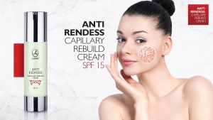 Krem odbudowujący do cery naczynkowej z SPF 15, Anti Redness Capillary Rebuild Cream 50 ml
 
 Każdy kto kiedykolwiek borykał się z „pajączkami” wie, że niestety same z siebie nie znikają, a jedynie stają się bardziej widoczne. Ukrywanie ich pod grubą warstwą podkładu nie jest dobrym rozwiązaniem, lepiej zatroszczyć się o wyeliminowanie bezpośredniej przyczyny ich powstawania - pomoże Ci w tym krem Anti Redness Capillary Rebuild Cream. Krem odbudowuje i wzmacnia kruche naczynia krwionośne, niweluje zaczerwienienia, a także wyrównuje koloryt skóry. Dzięki filtrowi SPF 15 chroni ją również przed fotostarzeniem. Po co znosić nieestetyczne „pajączki” jeśli można się ich pozbyć raz na zawsze?
 
 Składniki aktywne
 Redyless® - To wyjątkowy składnik pozwalający kontrolować zaczerwienienia. Hamuje aktywność określonych receptorów wrażliwych na temperaturę i niektóre potrawy (ostre, gorące). Reorganizuje strukturę sieci naczyń krwionośnych, stymulując ich odporność na deformację i redukując ich średnicę, aby w efekcie zauważalnie zredukować rumień lub trądzik różowaty.
Polyplant Anti-couperosis - to mieszanka składników roślinnych specyficznie oddziaływujących na popękane naczynia.
Olej z róży - Korzystnie wpływa na rozszerzone naczynka krwionośne, ponieważ wzmacnia je i zmniejsza zaczerwienienia. Koi także cerę wrażliwą, a zmęczonej i szarej dodaje blasku.
Skwalan - Naturalny surowiec pochodzenia roślinnego z oleju z oliwek. Skwalan intensywnie nawilża i doskonale się wchłania. Redukuje drobne oznaki starzenia się, przebarwienia i zmiany trądzikowe, przyśpiesza gojenie się oparzeń słonecznych i podrażnień.
Kompleks witamin A,E,F - Witamina A przyspiesza odnowę naskórka, witamina E chroni przed niekorzystnym działaniem wolnych rodników, a witamina F zapobiega odwodnieniu i przywraca skórze elastyczność.
Pigment Ronaflair® Balance Green - zielonkawy pigment mineralny. Optycznie zmniejsza widoczność naczynek, zaczerwienień i przebarwień. Odpowiada za zielone zabarwienie kremu.
 
 Opis
 Gdy na twarzy zauważamy coraz więcej czerwonych niteczek, a rumieńce na policzkach pojawiają się z byle powodu i nie chcą zniknąć, to znak, że trzeba sięgnąć po specjalny krem przeznaczony do cery naczynkowej.

JAK ROZPOZNAĆ CERĘ NACZYNKOWĄ?

Cera naczynkowa jest bardzo cienka i charakteryzuje się niezwykłą wrażliwością. Na jej powierzchni widać sieć naczyń krwionośnych lub pojedyncze, pękające naczynka (tzw. „pajączki) i zaczerwienienia. Pielęgnacja takiej skóry powinna być delikatna i polegać na wzmocnieniu kruchych naczyń, niwelowaniu zaczerwienień i wyrównaniu kolorytu skóry. Pierwsze widoczne rozszerzone naczynka mogą pojawić się już u nastolatek – głównie tych, które lubią mocno się opalać – ale nasilają się po trzydziestce, gdy ilość kolagenu produkowanego w skórze zmniejsza się i pogarsza się mikrokrążenie.

 SYMPTOMY CERY NACZYNKOWEJ:

widoczne pojedyncze naczynka lub sieć naczyń krwionośnych, szczególnie w okolicach nosa, brody i na policzkach
rumień
widoczne zaczerwienienia i plamki
uczucie pieczenia i swędzenia
nadwrażliwość na zmieniające się warunki atmosferyczne
gwałtowne reakcje na nadmierny kontakt ze słońcem
skłonność do powstawania podrażnień i stanów zapalnych
wrażliwość na silne kosmetyki i peelingi oraz szorstkie ubrania
PRZYCZYNY ROZSZERZANIA SIĘ NACZYŃ KRWIONOŚNYCH

Gdy naczynia są rozluźnione, szybciej się rozszerzają, a jednocześnie trudno jest im powrócić do pierwotnych rozmiarów. Przyczyny rozszerzania się naczyń krwionośnych to między innymi:

nagłe, gwałtowne zmiany temperatury
sauna i gorące kąpiele
rozgrzewające kosmetyki, peelingi, kompresy
ostre potrawy, gorące napoje, alkohol
stres i silne emocje
nieodpowiednie, drażniące kosmetyki
przegrzewanie twarzy w wyniku wysiłku fizycznego
promieniowanie ultrafioletowe (nadmierna ekspozycja na słońce)
Wzmacniający krem do codziennej pielęgnacji twarzy, przeznaczony do cery naczynkowej, nadwrażliwej i skłonnej do zaczerwienień. Bogata receptura oparta na innowacyjnym składniku REDYLESS® wzmacnia naczynia krwionośne, redukuje zaczerwienienia i przeciwdziała niekorzystnemu wpływowi czynników zewnętrznych. System filtrów UVA i UVB SPF 15 chroni skórę przed szkodliwymi promieniami UV, a zielony pigment tuszuje zaczerwienienia i wyrównuje koloryt skóry. Regularne używanie kremu zapewnia skórze uczucie komfortu, nawilżenia i odżywienia.
 
 INCI
 AQUA, ISODECYL NEOPENTANOATE, GLYCERIN, GLYCERYL STEARATE, OCTOCRYLENE, BUTYL METHOXYDIBENZOYLMETHANE, C12-15 ALKYL BENZOATE, DIBUTYL ADIPATE, ETHYLHEXYL TRIAZONE, CAPRYLYL METHICONE, CETEARYL ALCOHOL, PEG-100 STEARATE, PROPANEDIOL, ROSA CANINA FRUIT OIL, SODIUM ACRYLATE/SODIUM ACRYLOYLDIMETHYL TAURATE COPOLYMER, DISTARCH PHOSPHATE, SQUALANE, ISOPROPYL MYRISTATE, GLYCINE SOJA OIL, PIPERONYL GLUCOSIDE, HAMAMELIS VIRGINIANA LEAF EXTRACT, ARNICA MONTANA FLOWER EXTRACT, HYPERICUM PERFORATUM FLOWER EXTRACT, AESCULUS HIPPOCASTANUM SEED EXTRACT, VITIS VINIFERA LEAF EXTRACT, HEDERA HELIX LEAF EXTRACT, CARTHAMUS TINCTORIUS SEED OIL, LINOLEIC ACID, TOCOPHERYL ACETATE, RETINYL PALMITATE, ALLANTOIN, PHENOXYETHANOL, ETHYLHEXYLGLYCERIN, PENTYLENE GLYCOL, CAPRYLYL GLYCOL, PARFUM, ISOHEXADECANE, POLYSORBATE 80, SORBITAN OLEATE, PEG-8, TOCOPHEROL, ASCORBYL PALMITATE, ASCORBIC ACID, CITRIC ACID, SODIUM BENZOATE, POTASSIUM SORBATE, DISODIUM EDTA, TITANIUM DIOXIDE, MICA, TIN OXIDE, CI 61570.