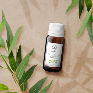 Olejek z drzewa herbacianego, TTO OIL, 9 ml
 
 Olejek z australijskiego drzewa herbacianego o silnym działaniu antybakteryjnym i relaksującym. Ma szeroki wachlarz zastosowań. Doskonale wspomaga procesy lecznicze organizmu w zwalczaniu infekcji, stanów zapalnych i trądziku. Wyjątkowy aromat koi i relaksuje, ma silne działanie uspokajające i odprężające.
 
 Działanie
 hcąc cieszyć się zdrową i piękną cerą, bez względu na wiek, pielęgnacji skóry z problemami należy poświęcić odpowiednią uwagę i zastosować specjalistyczne preparaty. Z myślą o skórze wymagającej specjalnej pielęgnacji w każdym wieku LAMBRE stworzyło linię kosmetyków z niezwykłym olejkiem z drzewa herbacianego słynącym ze zdumiewająco skutecznych właściwości antybakteryjnych, przeciwzapalnych i antyseptycznych.

TTO OIL 9 ml

działa kojąco i relaksująco
wykazuje działanie bakteriobójcze
zwalcza bakteryjne i grzybowe flory patogenne
skutecznie zwalcza infekcje
działa odprężająco, znosząc napięcie nerwowe
zmniejsza nadmierne rogowacenie skóry

Składniki
Czysty olejek z australijskiego drzewa herbacianego - otrzymywany z liści i gałęzi drzewa Melaleuca alternifolia metodą destylacji z parą wodną. Jest to płyn o kolorze blado żółtym lub oliwkowym o ciepłym, świeżym, kamforowym i nieco korzennym aromacie. Posiada antybakteryjne, antyseptyczne i przeciwwirusowe działanie. Sprzyja szybszemu gojeniu drobnych uszkodzeń skóry. Jest dobrze tolerowany przez skórę.

Sposób użycia
Do kąpieli: 10-15 kropli na przeciętną wannę letniej wody – dodawać do strumienia wlewanej wody, co jakiś czas mieszając, nie dopuszczać do koncentracji olejku na powierzchni wody.
Do masażu: 3-5 kropli wymieszane z jedną łyżką oleju nośnikowego, np. z oliwy z oliwek, z pestek winogron, itp. Do aromatyzacji powietrza: 10-15 kropli do lampek i kominków aromaterapeutycznych, nawilżaczy powietrza lub na talerzyk z gorącą wodą.
Do aromatyzacji powietrza: 10-15 kropli do lampek i kominków aromaterapeutycznych, nawilżaczy powietrza lub na talerzyk z gorącą wodą.
Uwaga! Olejek nie powinien być używany przez kobiety w ciąży, dzieci do lat 3 oraz osoby mające alergię na tę substancję.

 INCI
MELALEUCA ALTERNIFOLIA LEAF OIL, LIMONENE