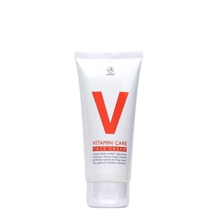 Krem do twarzy Vitamin Care, 80 ml
 
 Regenerujący krem o bogatej formule witaminowej do pielęgnacji twarzy. Intensywnie wzmacnia naskórek, zapewniając miękkość i elastyczność. Wygładza drobne zmarszczki i zapobiega ich powstawaniu. Wpływa także kojąco na podrażnioną skórę.
 
 Działanie
 Codzienna pielęgnacja skóry jest konieczna, aby dłużej cieszyć się pięknym i młodym wyglądem. Chcąc jak najlepiej zadbać o cerę, sięgnij po uniwersalny zestaw kosmetyków, który powinien znaleźć się w każdej łazience.
 
 Vitamin Care Face Cream 80 ml

Regenerujący krem do twarzy z kompleksem witamin.

wygładza drobne zmarszczki i zapobiega ich powstawaniu
zawiera kompleks wyselekcjonowanych witamin do pielęgnacji twarzy
intensywnie regeneruje skórę, zapewniając jej miękkość i elastyczność
 
 Składniki
 Kompleks witamin A, E, F - Stymuluje produkcję kolagenu i pozytywnie wpływa na procesy odbudowy, poprawiając wygląd skóry. Wzmacnia warstwę ochronną, zabezpieczającą przed negatywnym wpływem czynników zewnętrznych. Spowalnia procesy starzenia i zapobiega powstawaniu zmian na skórze. Odbudowuje warstwę lipidową skóry, przyśpiesza regenerację, zapobiega powstawaniu alergii i łagodzi jej objawy.
D-Panthenol - W kontakcie ze skórą przekształca się w witaminę B5. Wykazuje działanie nawilżające, zmiękczające i uelastyczniające. Łagodzi podrażnienia, działa kojąco oraz tworzy naturalną barierę ochronną dla nadmiernie wrażliwej skóry.
Niacynamid - To wodnorozpuszczalna witamina dobrze przenikająca przez warstwę rogową naskórka. Intensywnie stymuluje syntezę kolagenu oraz zwiększa produkcję ceramidów, które są głównym składnikiem lipidowej bariery ochronnej skóry. Skutecznie zmniejsza transpidermalną utratę wody, co wpływa na polepszenie nawilżenia skóry i poprawę jej elastyczności. Jest silnym antyoksydantem wspomagającym ochronę skóry przed działaniem promieniowania UV oraz wolnymi rodnikami. Rozjaśnia przebarwienia i plamy starcze, zapobiega powstawaniu kolejnych.
Biotyna - Tzw. „witamina piękności”. Dzięki zawartości związków siarki korzystnie wpływa na prawidłowy stan skóry i paznokci. Biotyna hamuje proces nadmiernej aktywności gruczołów łojowych, a także polepsza stan suchej i łuszczącej się skóry. Efektywnie nawilża, a także wzmacnia naturalną barierę ochronną skóry, dzięki czemu zapobiega transepidermalnej utracie wody.
Olej winogronowy - Bogate źródło kwasu linolowego oraz witaminy E. Sprzyja regeneracji tkanek, posiada właściwości przeciwzapalne, łagodzące podrażnienia oraz przeciwstarzeniowe. Ponadto doskonale natłuszcza, zmiękcza i uelastycznia skórę.
Masło shea - Olej z nasion afrykańskiego drzewa o nazwie Masłosz Parka. Masło shea znane jest z wielu korzystnych dla zdrowia właściwości. Regeneruje i odżywia skórę, przyśpiesza procesy gojenia się, zawiera witaminę A i E, które są znane jako „witaminy młodości”, a także tworzy na skórze ochronną warstwę, chroniącą przed niekorzystnym wpływem czynników zewnętrznych. Wygładza i uelastycznia skórę; jest bezpieczne dla osób skłonnych do alergii.
AquaxylTM - nawilżający składnik pochodzenia roślinnego o długotrwałym działaniu. Reguluje cyrkulację wody i poziom jej rezerw w skórze dla optymalnego nawilżenia. Zwiększa odporność skóry na czynniki zewnętrzne, a także ogranicza utratę wody z naskórka.
 
 Sposób użycia
 Stosować codziennie rano. Delikatnie wmasować w skórę twarzy, szyi i dekoltu. Krem doskonale się nadaje do stosowania pod makijaż twarzy.
 
 INCI
 AQUA, ISODECYL NEOPENTANOATE, GLYCERIN, ISOPROPYL MYRISTATE, DIMETHICONE, GLYCERYL STEARATE, PEG-100 STEARATE, CETEARYL ALCOHOL, VITIS VINIFERA SEED OIL, BUTYROSPERMUM PARKII BUTTER, HYDROXYETHYL ACRYLATE/SODIUM ACRYLOYLDIMETHYL TAURATE COPOLYMER, GLYCINE SOJA OIL, NYLON 6/12, SYNTHETIC BEESWAX, NIACINAMIDE, CARTHAMUS TINCTORIUS OIL, LINOLEIC ACID, TOCOPHERYL ACETATE, RETINYL PALMITATE, BIOTIN, PEG-8, TOCOPHEROL, ASCORBYL PALMITATE, ASCORBIC ACID, PANTHENOL, UREA, DISODIUM PHOSPHATE, CITRIC ACID, XYLITYLGLUCOSIDE, ANHYDROXYLITOL, XYLITOL, GLUCOSE, PARFUM, PHENOXYETHANOL, DMDM HYDANTOIN, METHYLPARABEN, PROPYLPARABEN, DISODIUM EDTA.